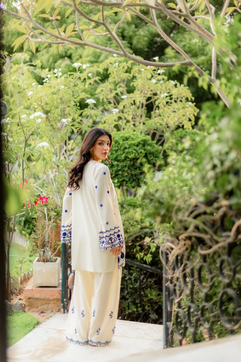 Ivory/off-white 2-piece set.